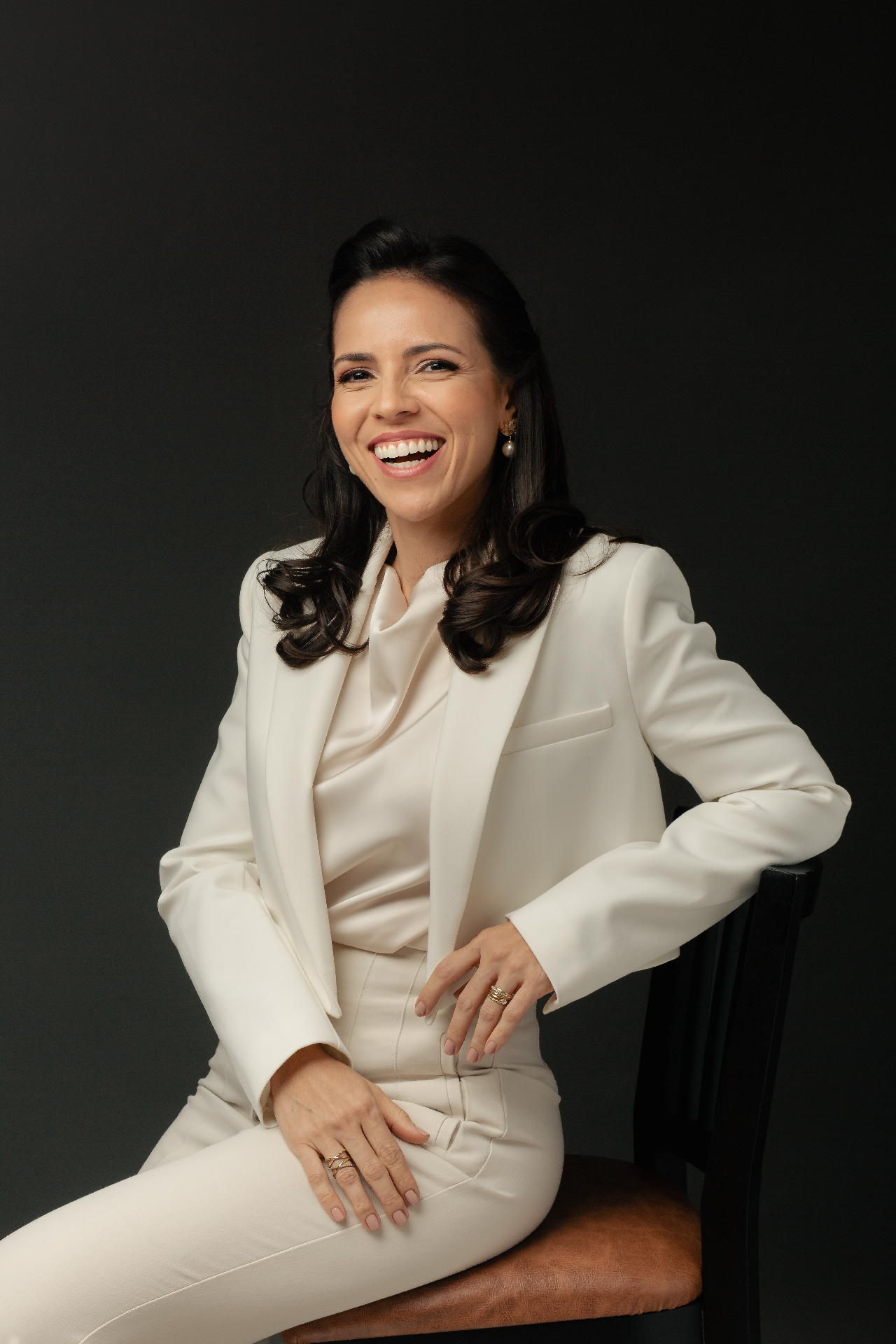 Retrato profissional da Dra. Lívia Vieira, médica ginecologista